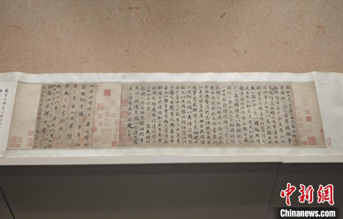 赵孟頫行书《临兰亭序卷》在无锡博物院展出